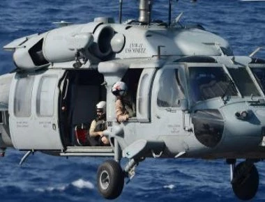 Εκπληκτική προσγείωση ναυτικού ελικοπτέρου σε φρεγάτα εν μέσω τρικυμίας (βίντεο)